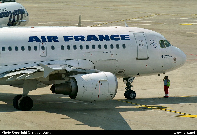 09-12-2005009 A-319 Air France.jpg
